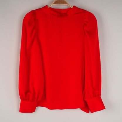 詰まった襟元パフスリーブブラウス