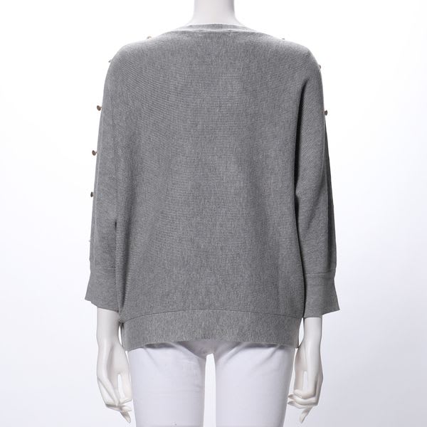 ボタン装飾ニット