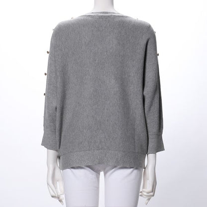 ボタン装飾ニット