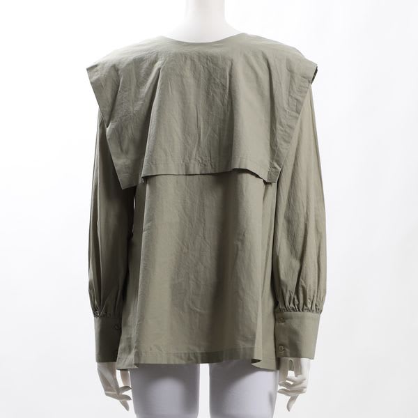 インパクトある襟元セーラーカラーブラウス