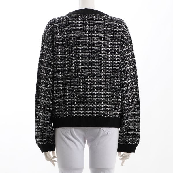 ドロップショルダーのツイードニット