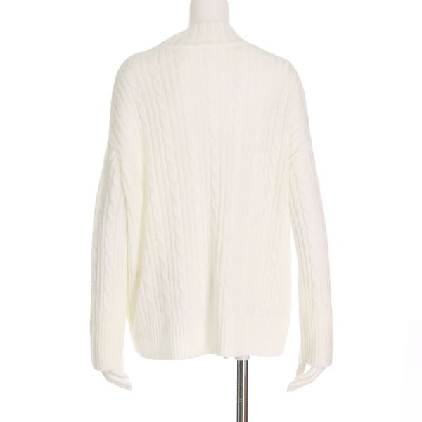 ケーブル編みニット