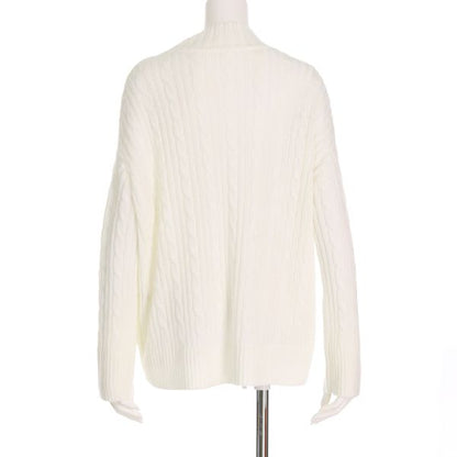 ケーブル編みニット