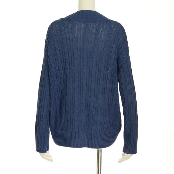 ケーブル編みニット