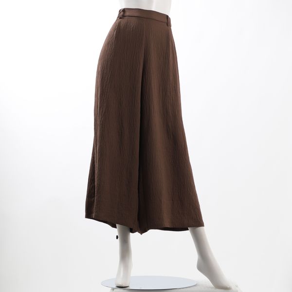 やわらかなシボ感のあるワイドパンツ