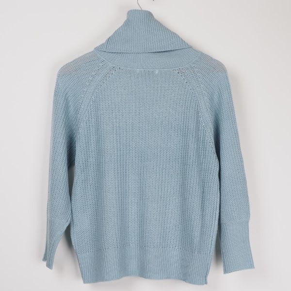 オフタートルケーブル編みニット