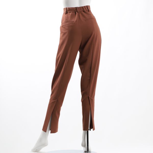 裾バックスリットタック入りテーパードパンツ