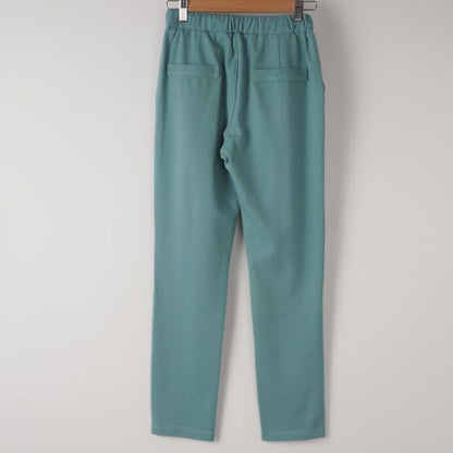 スッキリとしたイージーテーパードパンツ