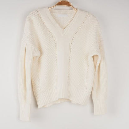 タック付きVネックニット