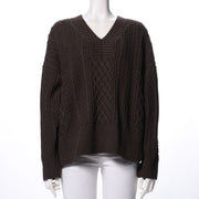 ケーブル編みVネックニット