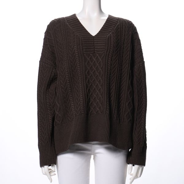 ケーブル編みVネックニット