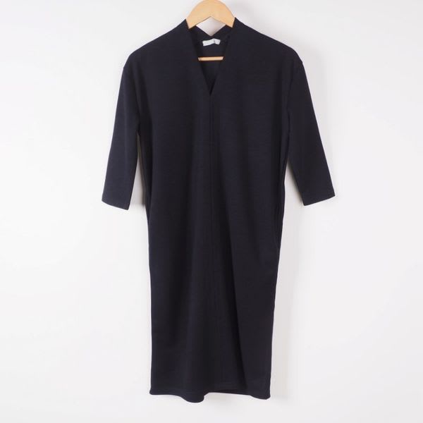 Vネックシンプルワンピース