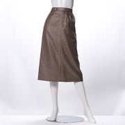光沢感のあるタイトスカート