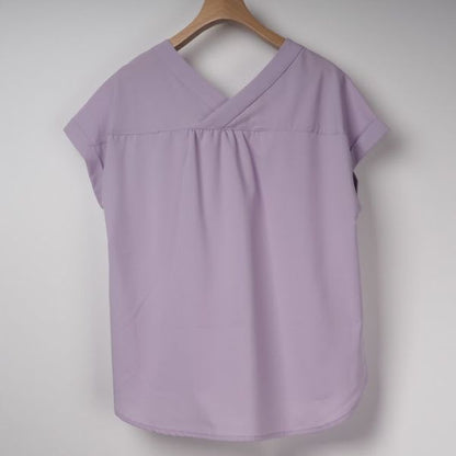 ギャザー入りバックVネックブラウス