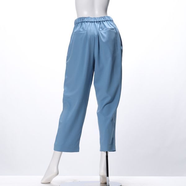 タック入りテーパードパンツ