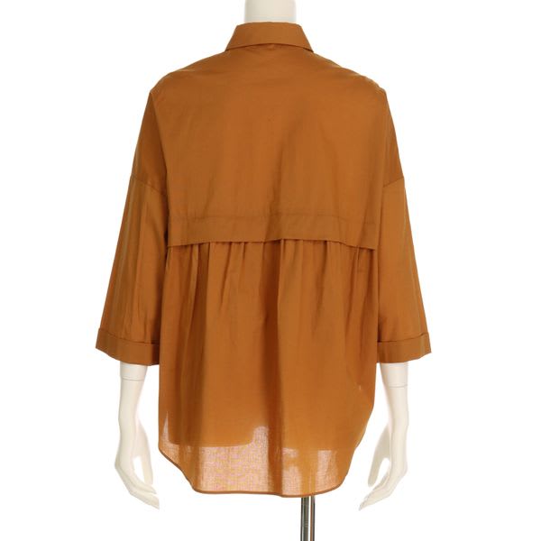 後ろ丈長めデザイン襟付きシャツ