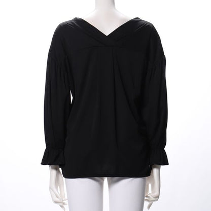 V字ネックラインブラウス