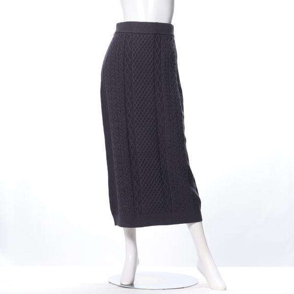 ケーブル編みニットスカート