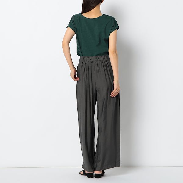 ネックラインアクセントブラウス