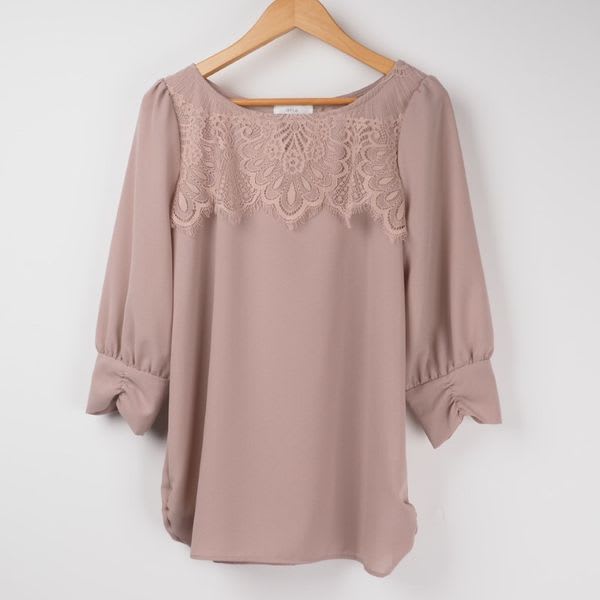 レースネックラインブラウス
