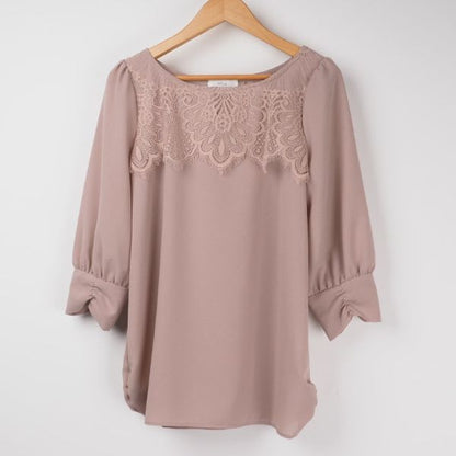 レースネックラインブラウス