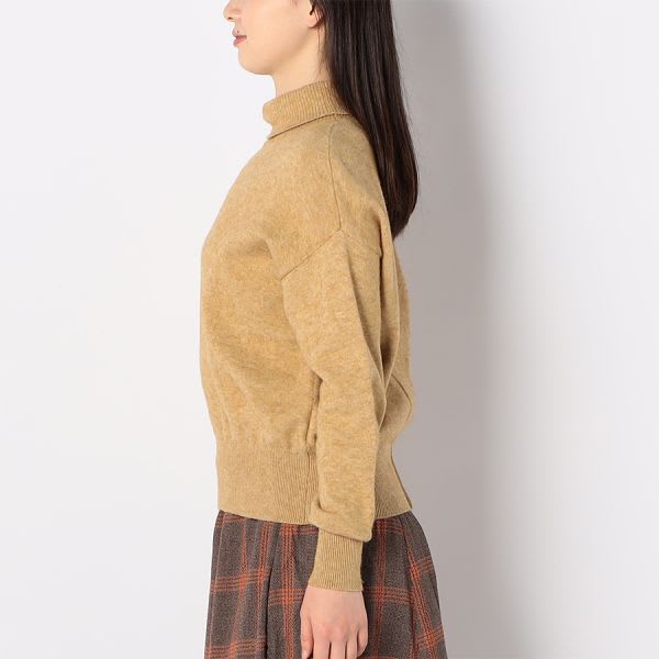 バックシームデザインタートルネックニット
