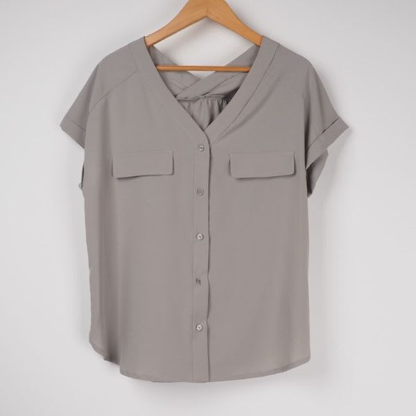 ギャザー入りバックVネックブラウス