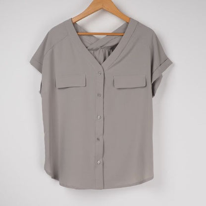 ギャザー入りバックVネックブラウス