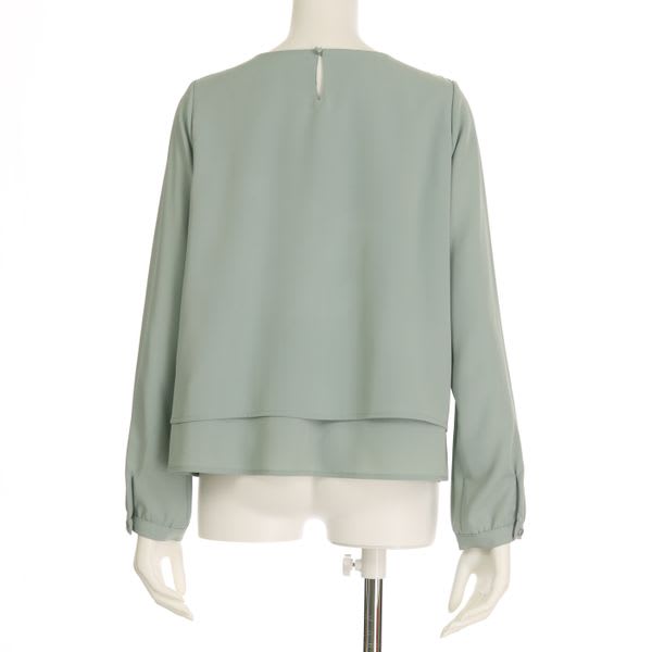 ネックラインタックブラウス