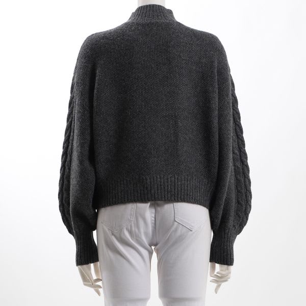 ケーブル編みハイネックニット