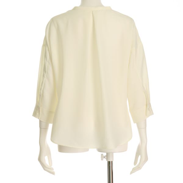 タック入りVネックブラウス