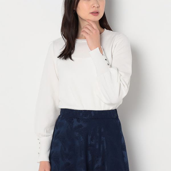 お袖ボタンアクセントクルーネックニット