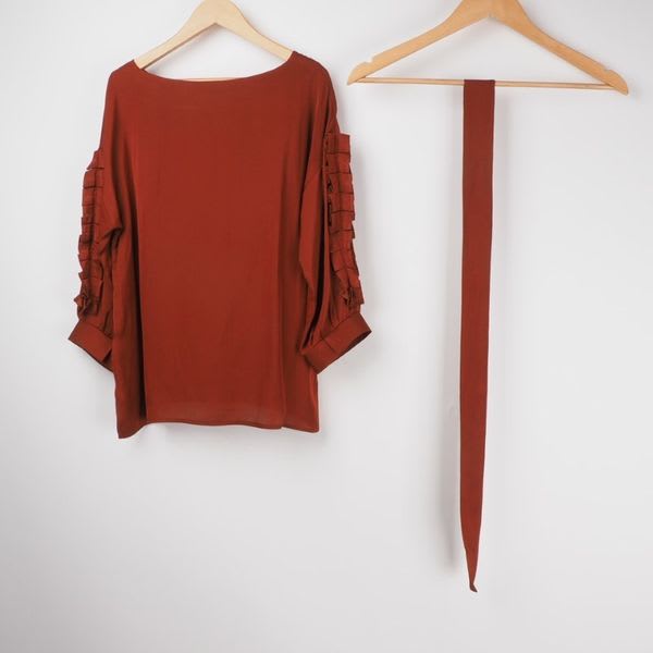 袖フリルボートネックブラウス