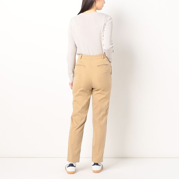 さらっとした素材感テーパードパンツ