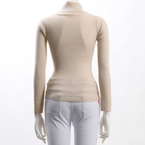 ボタン付きタートルネックリブニット