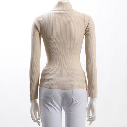 ボタン付きタートルネックリブニット