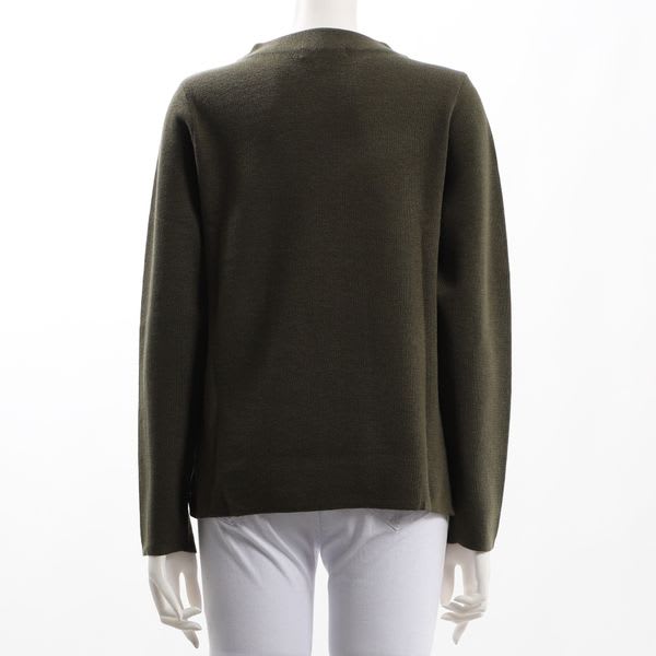 緩やかなネックラインニット