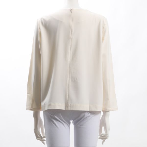 光沢感のあるタック入りブラウス