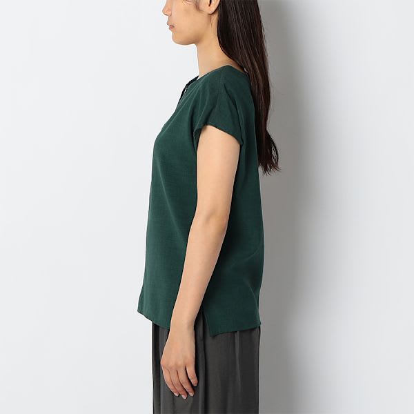 ネックラインアクセントブラウス