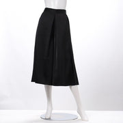 光沢感のあるサテン生地のガウチョパンツ