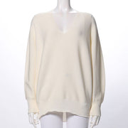 深めのVネックニット