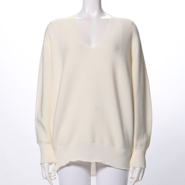 深めのVネックニット