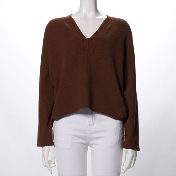 Vネックミドルゲージニット