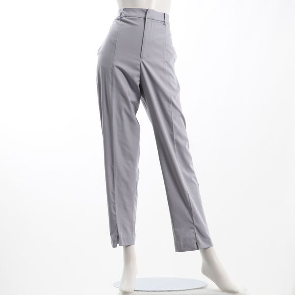 さらっとした素材感テーパードパンツ