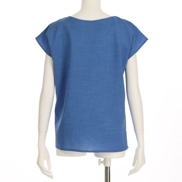 ネックラインアクセントブラウス