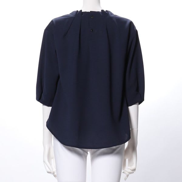 タックネックラインブラウス