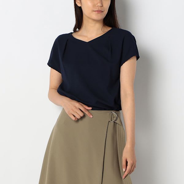 タックデザインハートネックブラウス