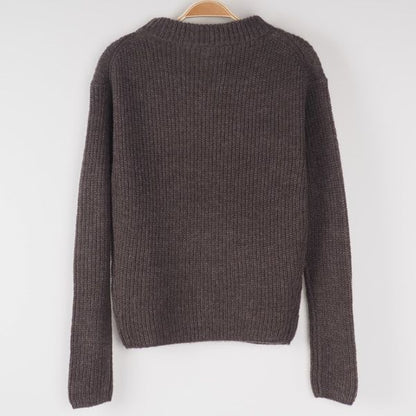 シンプルクルーネックニット