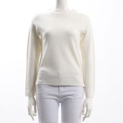 緩やかなネックラインニット