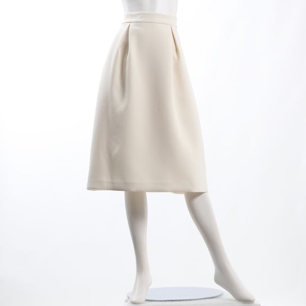 タック入りフレアスカート